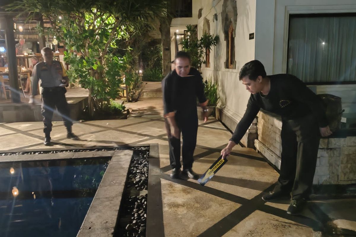 Polisi melakukan olah TKP kejadian wisatawan asal India ditemukan tewas di kolam renang di hotel di Desa Manggis, Kecamatan Manggis, Kabupaten Karangasem, Bali, Senin (9/9/2024) petang. 