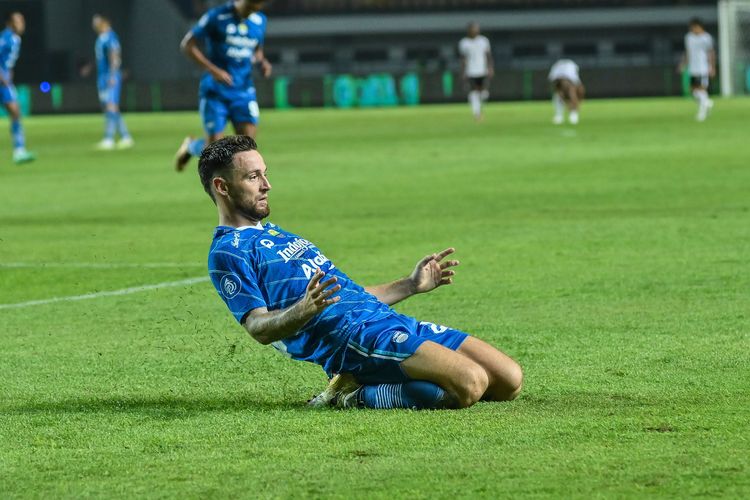Selebrasi Marc Klok usai mencetak gol kedua Persib Bandung menit ke 63 dalam pertandingan pekan ke-10 Liga 1 2023-2024 antara Persib vs RANS Nusantara FC di Stadion Gelora Bandung Lautan Api (GBLA), Sabtu (20/8/2023). 