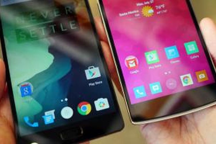 Smartphone Android OnePlus 2 (kiri) disandingkan dengan OnePlus One (kanan).