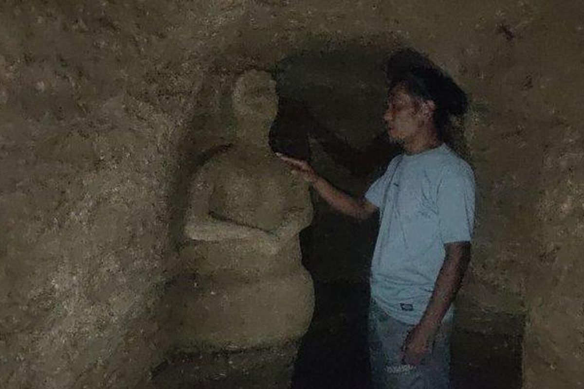 
Nuryana (50), seorang petani di Desa Majasari, Kecamatan Ligung, Kabupaten Majalengka menunjukkan Gua Tiang Nganjung di komplek pemakaman desa setempat yang dibuatnya sendiri menggunakan cangkul. Gua itu viral lantaran disebutkan bahwa baik Nuryana maupun istrinya bernama Tuti tinggal di gua tersebut. 
