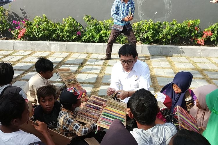 Menpar saat beli gelang yang di jual anak-anak di Kuta Mandalika Lombok