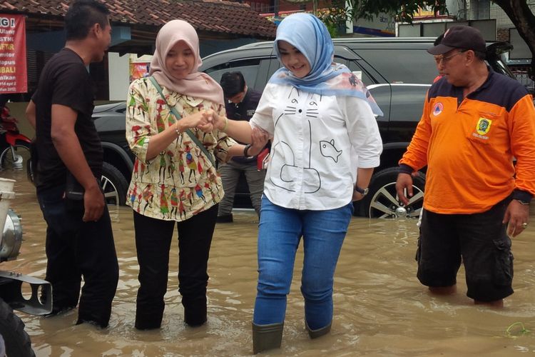 Bupati Klaten Sri Mulyani meninjau banjir di Kecamatan Cawas, Klaten, Jawa Tengah, Kamis (7/3/2019).