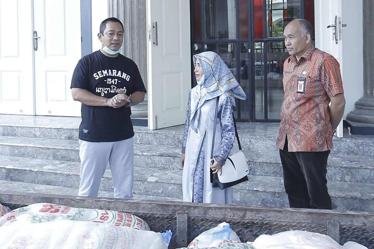 Wali Kota Semarang Hendrar Prihadi saat menerima bantuan sosial dari beberapa pihak swasta untuk penanganan Covid-19, Jumat (3/4/2020).