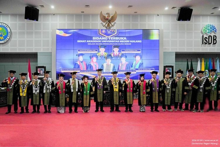 UM lima guru besar lintas fakultas dalam sidang senat terbuka di Aula Gedung Kuliah Bersama A19, Kamis (5/2/2026). 
