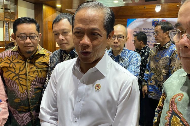 Menteri LH, Hanif Faisol menjelaskan soal kasus kebakaran gudang pestisida di Tangsel, Kamis (12/2/2026). 