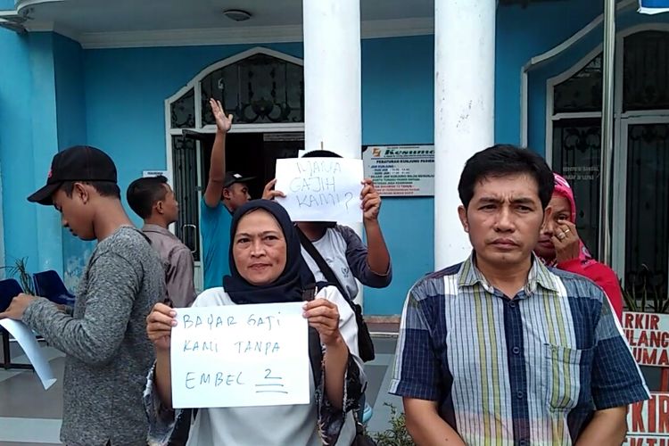 Karyawan Klinik Kesuma Pangkalan Bun, Kalimantan Tengah, berdemonstrasi menuntut pembayaran gaji mereka, Kamis 1/2/2018
