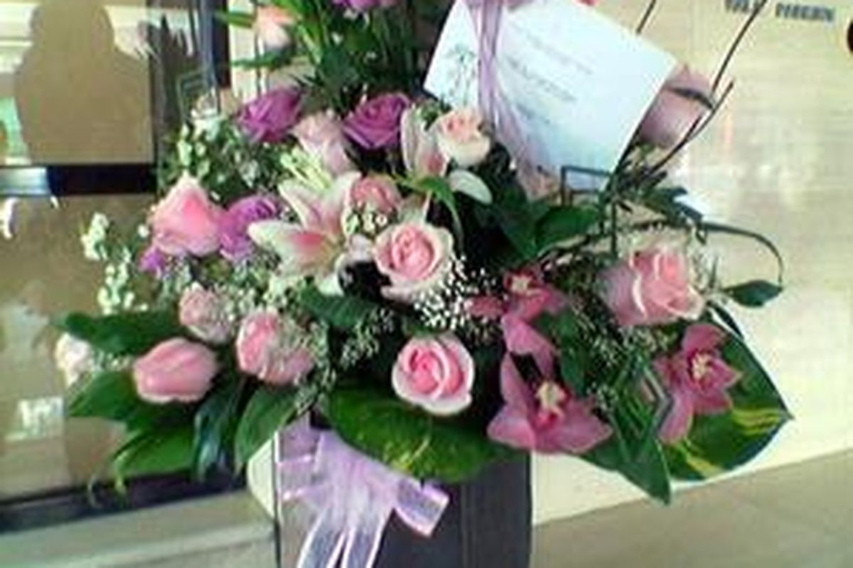 Kirimkan karangan bunga begitu mengetahui kerabat sakit keras sebagai bentuk perhatian. 