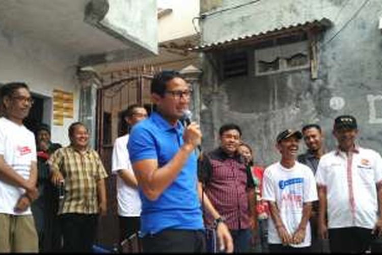 Calon wakil gubernur DKI Jakarta Sandiaga Uno mengunjungi permukiman warga di Kelurahan Tangki, Tamansari, Jakarta Barat, Senin (28/11/2016). 