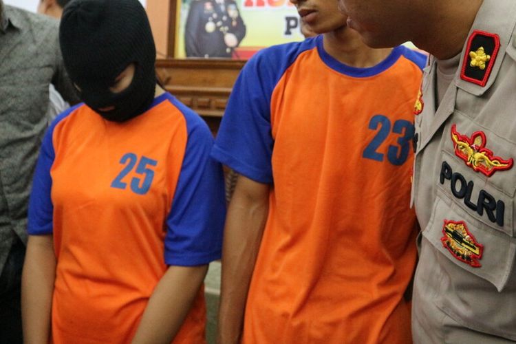 PA dan AMS (urutan 2 dan 3 dari kiri), dua tersangka praktek prostitusi online saat diinterogasi Wakapolres Jombang, Kompol Budi Setiyono (kanan), di Mapolres Jombang, Jawa Timur, Jumat (17/1/2020)