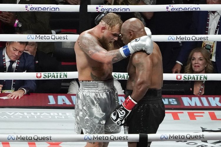 Jake Paul Kalahkan Mike Tyson, Sempat Takut Disakiti Si Leher Beton