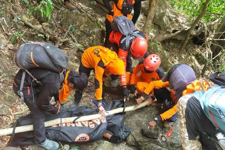 Fitrah Perdana (24) pemuda asal Bone yang dilaporkan hilang di Gunung Bulu Sonrongan Desa Parenreng Kecamatan Segeri Kabupaten Pangkep akhirnya ditemukan meninggal oleh tim SAR Gabungan, Jumat (1/9/2023).