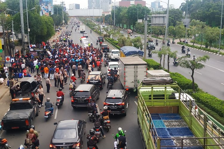 Jalan Jenderal Ahmad Yani arah Pekayon, Bekasi Selatan macet parah pada Kamis (14/11/2019) sore. Penyebabnya, ada ratusan anggota serikat buruh yang tengah berunjuk rasa di depan kantor Dinas Ketenagakerjaan Kota Bekasi.