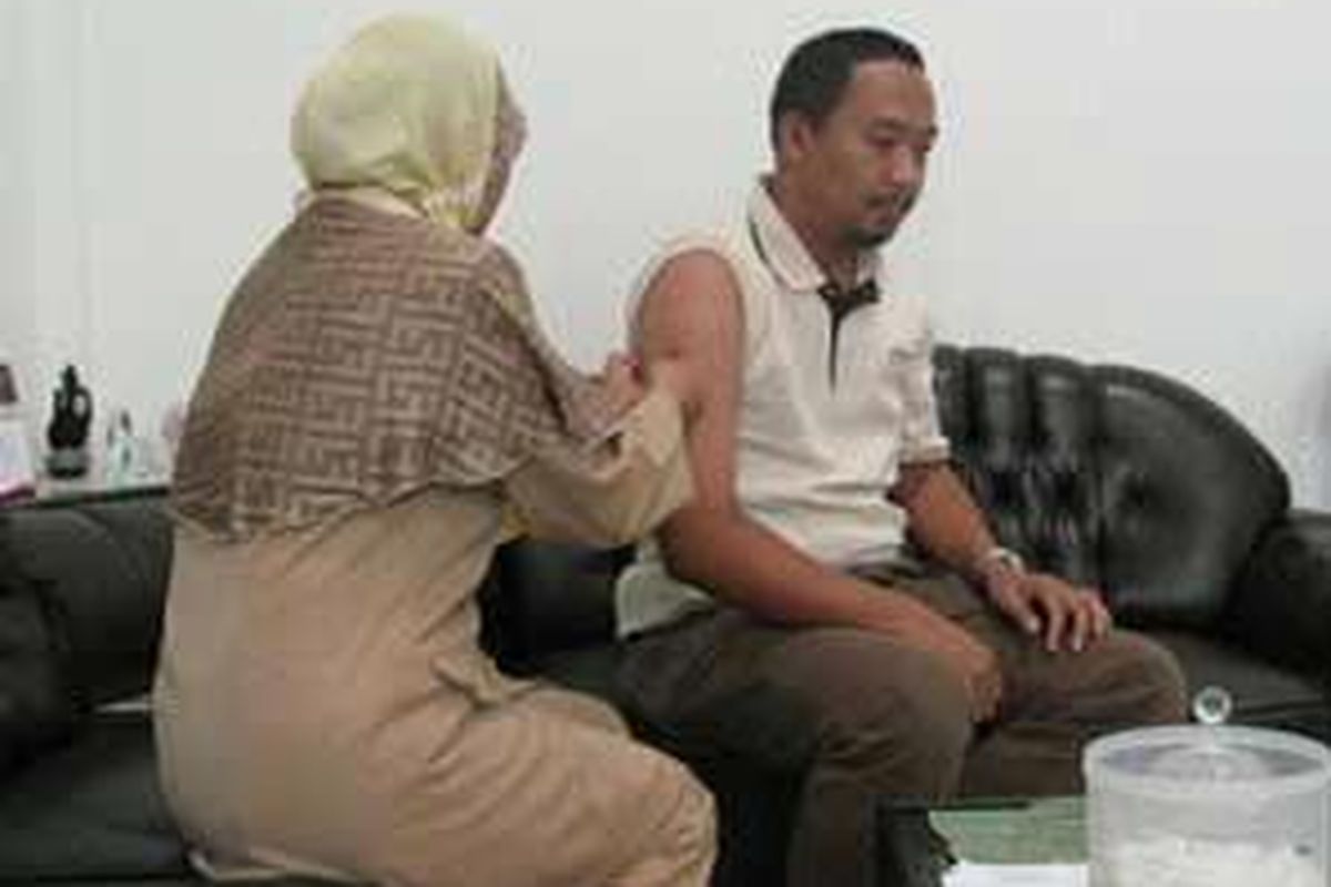 Calon jemaah haji menjalani pemeriksaan kesehatan di kantor Dinas Kesehatan Kabupaten Bantul, Selasa (6/10). Mereka diberi vaksin miningitis dan influenza.