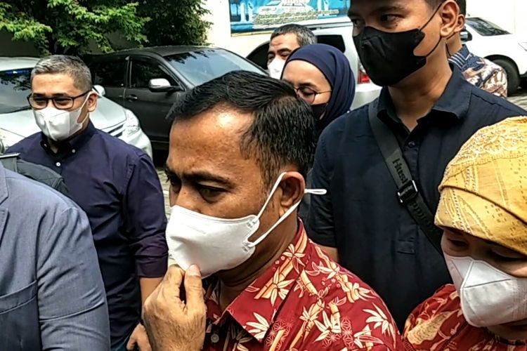 Ayah mendiang Bibi Andriansyah, Faisal tiba di Pengadilan Agama Jakarta Barat untuk melihat hasil sidang putusan e-court perkara penetapan hak perwalian Gala Sky, Rabu (13/4/2022).