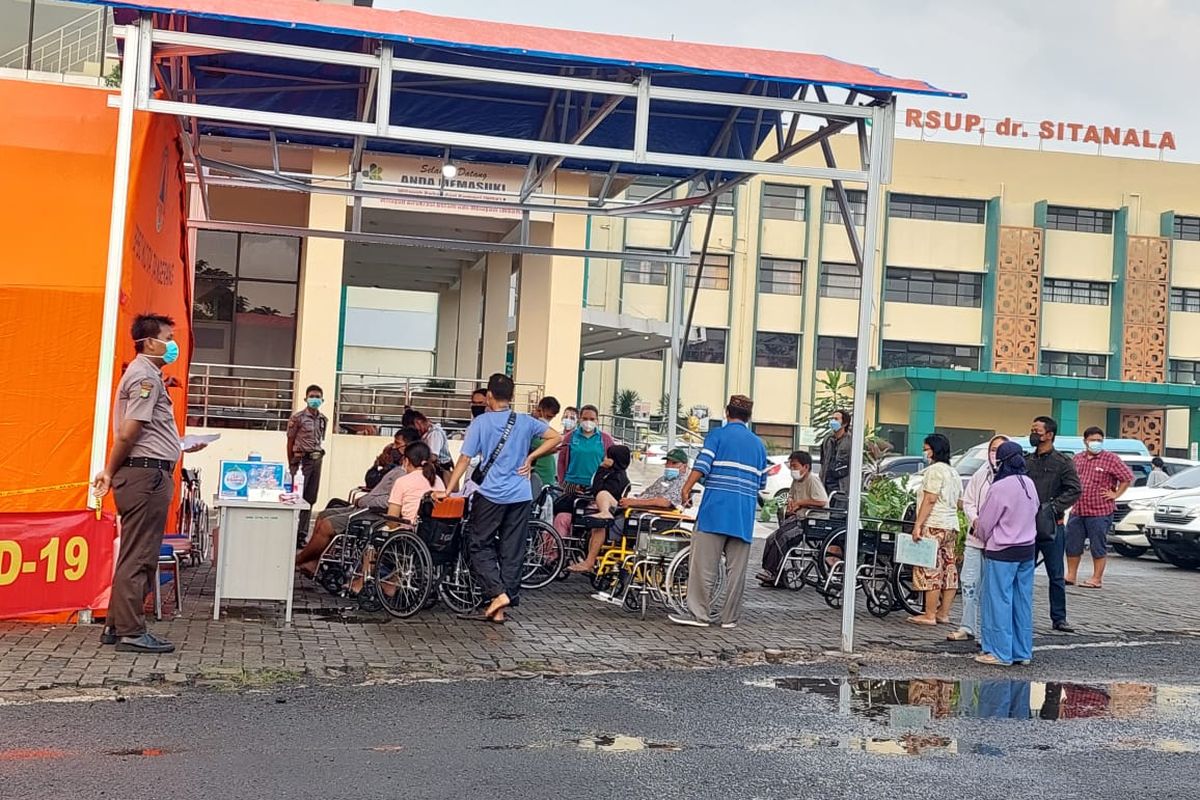 Sejumlah pasien Covid-19 yang mengantre untuk mendapatkan tempat tidur di tenda darurat yang didirikan di RSUP Sitanala, Neglasari, Kota Tangerang, Selasa (29/6/2021)