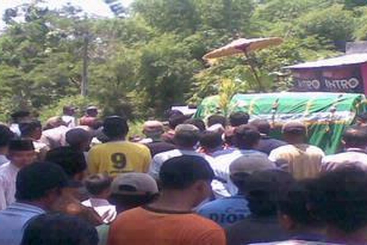 Jenazah Agus Prasetyo (19), salah satu korban miras di Kediri, Jawa Timur saat hendak dimakamkan, Minggu (12/2/2012).