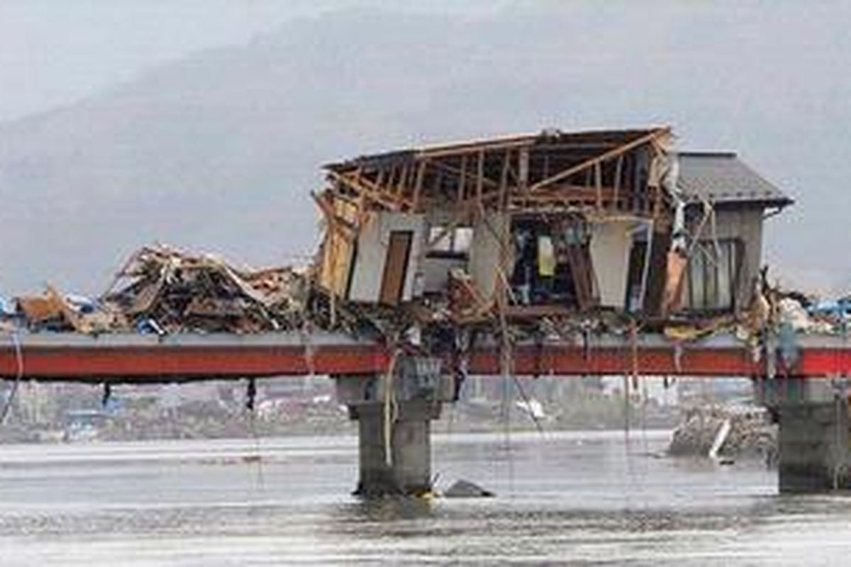 Sebuah rumah  bertengger  di atas sebuah jembatan di Ishinomaki setelah tersapu tsunami
