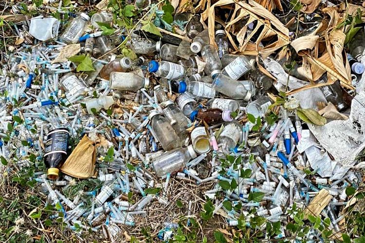 Temuan limbah medis yang dibuang sembarangan di Kelurahan Sukasada, Kecamatan Sukasada, Kabupaten Buleleng, Provinsi Bali, Minggu (12/11/2023)
