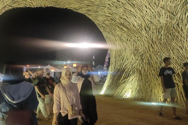 Keramaian pasar raya dalam helat Festival Kebudayaan Yogyakarta (FKY) 2023 di alun-alun Wates, Kabupaten Kulon Progo, Daerah Istimewa Yogyakarta.
