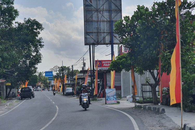 Umbul-umbul Podang Ngisep Sari' di Jalan Manthous, Kapanewon Playen, Gunungkidul, DI Yogyakarta Jumat (24/6/2022)