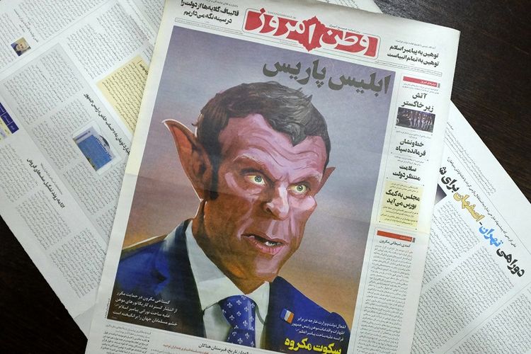 Halaman depan koran Iran garis keras edisi Selasa 27 Oktober 2020 kemarin, Vatan-e Emrooz, menggambarkan Presiden Perancis Emmanuel Macron sebagai iblis dan memanggil pemimpin itu Setan dalam sebuah kartun. 
Iran memanggil seorang diplomat Perancis untuk memprotes dukungan kuat Macron terhadap UU sekuler yang menganggap karikatur yang menggambarkan Nabi Muhammad dilindungi oleh kebebasan berbicara. 