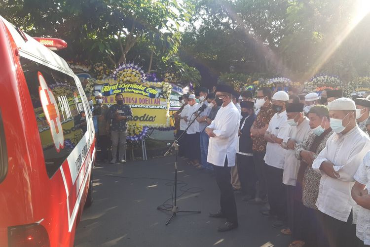 Warga menshalatkan jenazah pemilik Batik Danar Hadi Solo Santosa Doellah di Jalan dr Radjiman 164 Solo, Jawa Tengah, Selasa (3/8/2021).