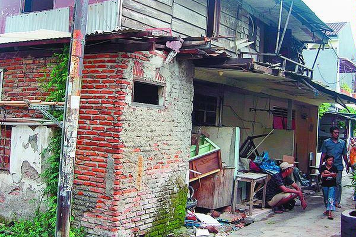 Suasana rumah Ny Nurhasanah yang terletak di Jalan Hanura 6, Tanah Sereal, Jakarta Barat, Minggu (22/11). Ny Nurhasanah diketahui sebagai penyelenggara arisan Lebaran yang melarikan diri karena tak mampu membayar uang ratusan warga peserta arisan yang ditaksir mencapai Rp 1 miliar. Warga lalu merusak rumah tersebut.