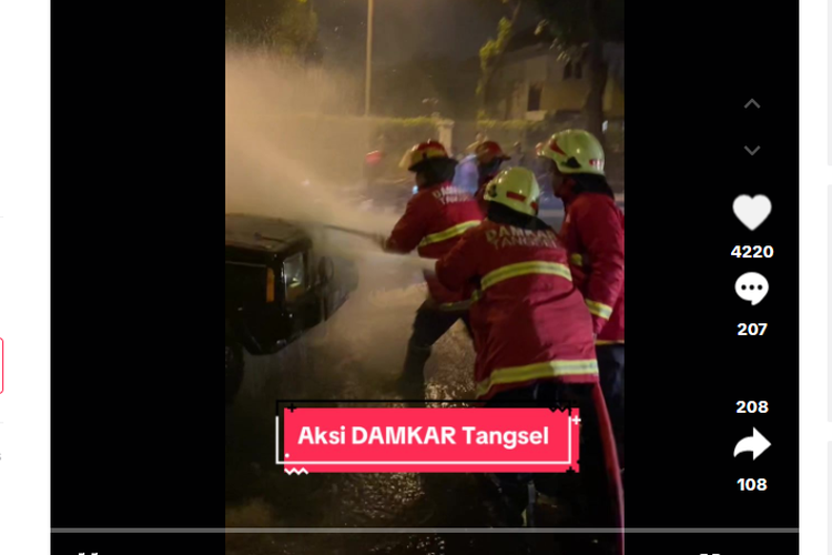 Video petugas pemadam kebakaran memadamkan mobil terbakar