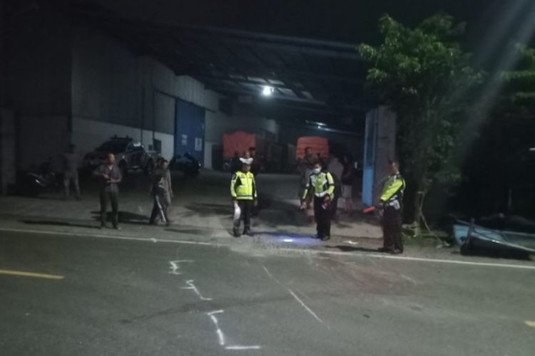 Kepolisian Resor Ngawi melakukan penyelidikan terhadap laka tunggal truk trailer pengangkut pupuk diparkir di gudang pupuk yang tiba tiba mundur yang menEwaskan satu orang pejalalan kaki.