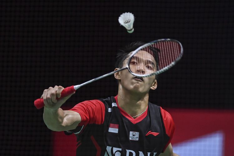 Pebulu tangkis tunggal putra Indonesia Jonatan Christie mengembalikan kok ke arah lawannya pebulu tangkis tunggal putra Cina Li Shi Feng dalam pertandingan babak perempat final Piala Thomas 2022 di Impact Arena, Bangkok, Thailand, Kamis (12/5/2022). Kemenangan Jonatan Christie dengan skor 21-13 dan 21-18 lengkapi kemenangan Tim Thomas Indonesia dengan skor akhir 3-0 atas Cina dan berhak melaju ke babak semifinal. ANTARA FOTO/M Risyal Hidayat/YU