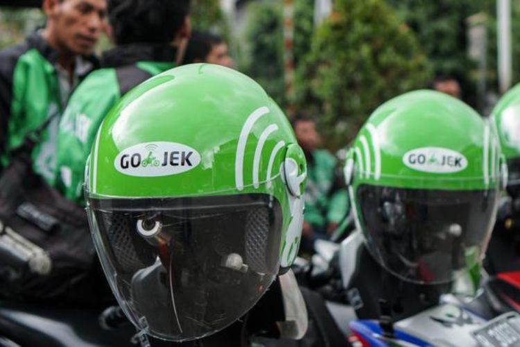 Helm hijau Go-Jek menjadi salah satu penanda identitas pengendara ojek yang tergabung dalam layanan ojek panggilan tersebut
