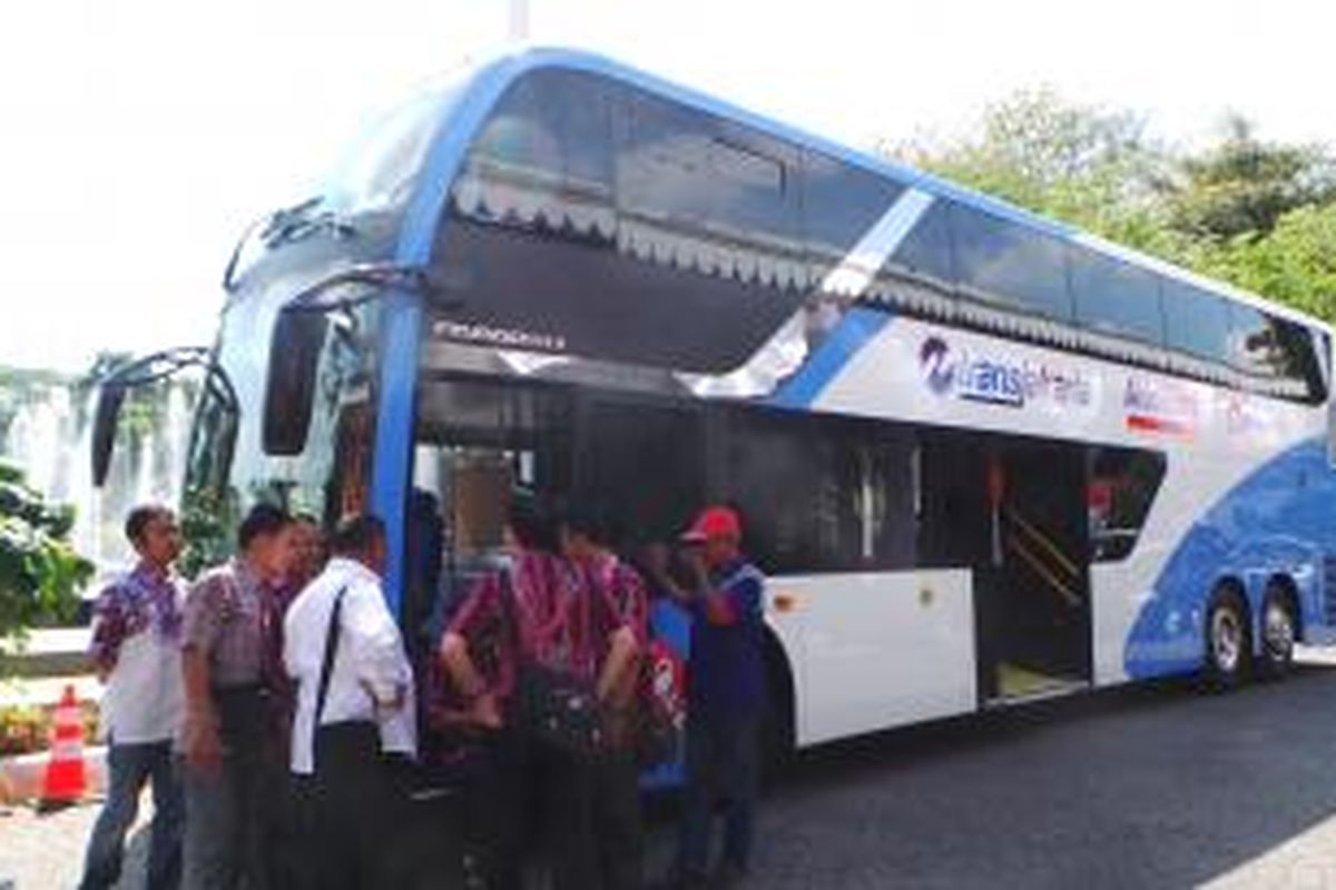 Bus tingkat wisata sumbangan PT Sumber Alfaria Trijaya Tbk merek Mercedes Benz.