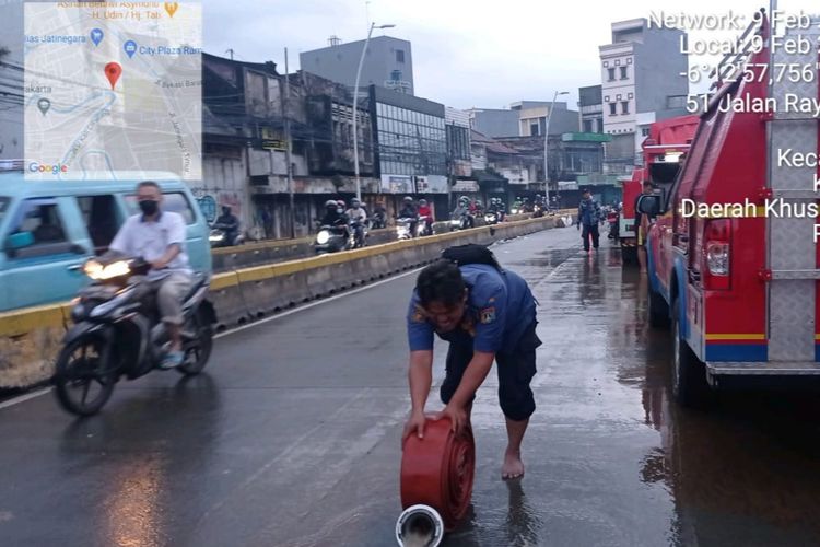 Genangan di Jalan Jatinegara Barat, Jakarta Timur, surut pada Selasa (9/2/2021) pagi. Arus lalu lintas kembali normal.