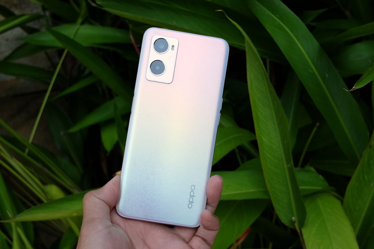 Tampak belakang ponsel yang diduga merupakan Oppo A96.