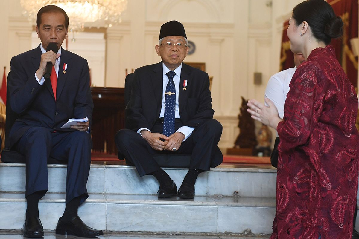 Presiden Joko Widodo (kiri) didampingi Wakil Presiden Maruf Amin (tengah) memperkenalkan calon-calon wakil menteri Kabinet Indonesia Maju sebelum acara pelantikan di Istana Merdeka, Jakarta, Jumat (25/10/2019). Presiden memperkenalkan 12 orang sebagai wakil menteri yang akan membantu kinerja Kabinet Indonesia Maju.