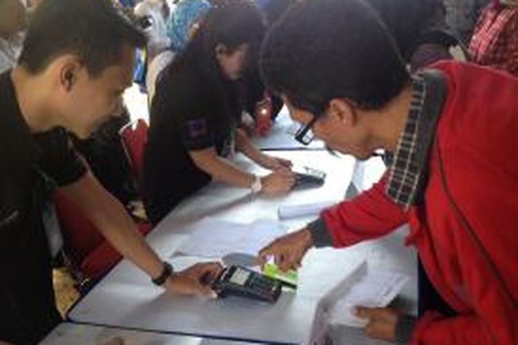 Simulasi pembayaran sewa rumah susun Perumnas melalui virtual account BRI oleh penghuni (kanan), di Rusunawa Pulogebang, Jakarta Timur, Rabu (24/9/2041). Program ini adalah hasil kerja sama antara Perumnas dan BRI.
