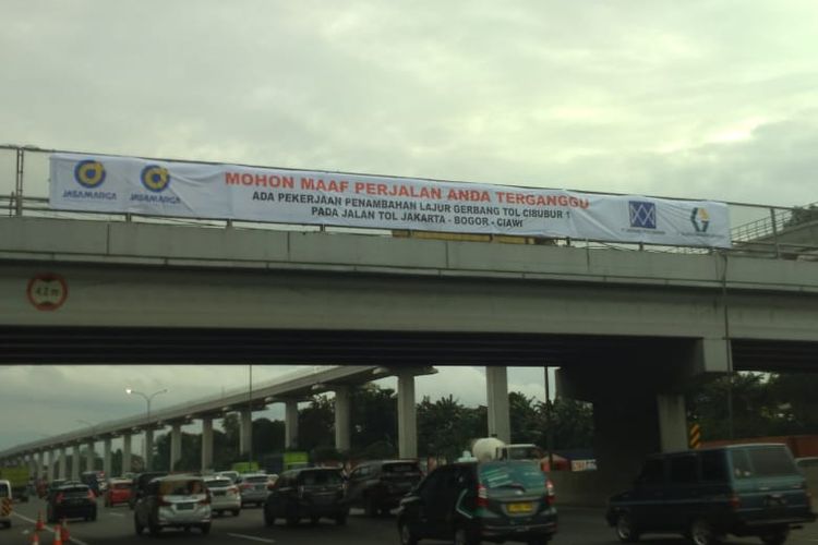 Perbaikan dan pemeliharaan Jalan Tol Ruas Jagorawi oleh PT Jasa Marga Metropolitan Tollroad Tbk, Selasa (28/1/2020).