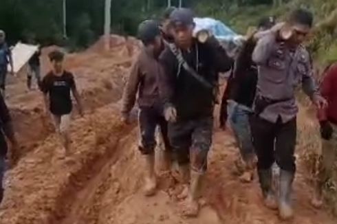 Meninggal di Warung, Jenazah Tukang Ojek di Luwu Utara Ditandu 6 Km karena Jalan Rusak