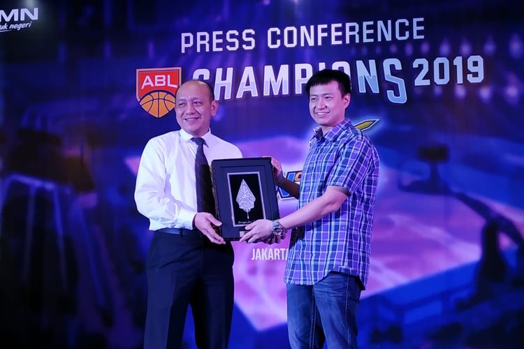 Managing Partner BTN CLS Knights Indonesia, Christopher Tanuwidjaja, menerima penghargaan dari pihak Bank Tabungan Negara (BTN), di Menara BTN, Jakarta, Selasa (21/5/2019).