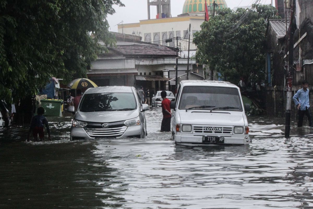 Suasana pemukiman yang terendam banjir akibat hujan di wilayah Cempaka Baru, Kemayoran, Jakarta Pusat, Jumat (24/1/2020). Badan Meteorologi, Klimatologi, dan Geofisika (BMKG) memperkirakan dalam periode sepekan kedepan, hujan disertai petir terjadi di sejumlah wilayah Indonesia.