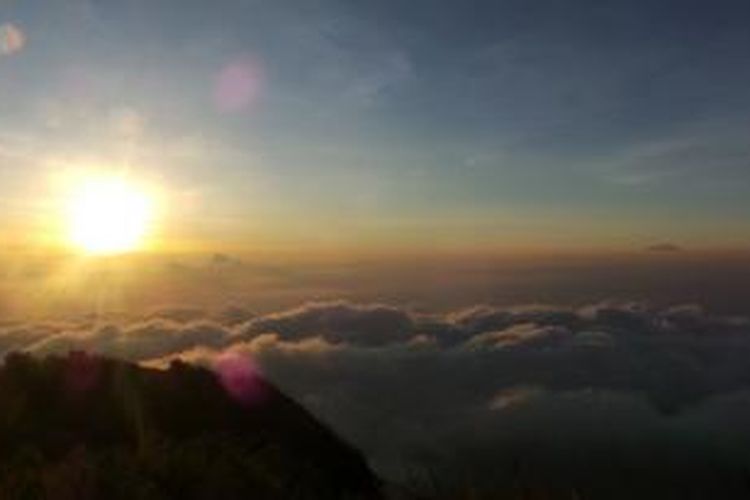 Matahari terbit di ufuk timur Gunung Ungaran, Jawa Tengah, Rabu (22/7/2015).