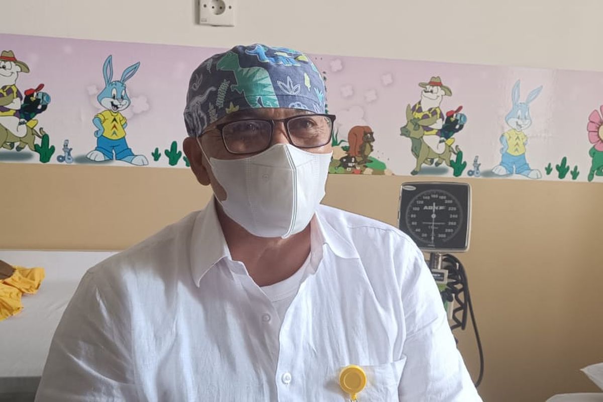 Ketua Ikatan Dokter Anak Indonesia (IDAI) Bali IGN Sanjaya Putra di ruang prakteknya di RSUP Sanglah Denpasar, Bali, Jumat (27/5/2022). Kompas.com/ Yohanes Valdi Seriang Ginta