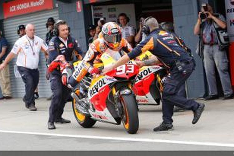 Pebalap Repsol Honda asal Spanyol, Marc Marquez berganti motor saat melakukan pit stop GP Australia di Sirkuit Phillip Island, Minggu (20/10/2013)