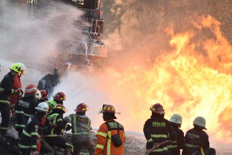 Tampak petugas pemadam kebakaran berupaya memadamkan api dalam kebakaran pipa minyak pertamina di Jalur KCIC yang berlokasi di KM 130, Kampung Mancong, Kelurahan Melong, Cimahi Selatan, Jawa barat, Selasa (22/10/2019).