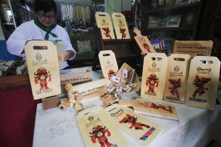 Produk Usaha Mikro Kecil Menengah (UMKM) telenaan di Kota Solo, Jawa Tengah, terlibat dalam pembuatan dan penjualan suvenir ASEAN Para Games 2022.