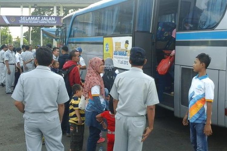 Bus pengangkut penumpang mudik Jasa Raharja tiba di Terminal Rajabasa Bandarlampung
