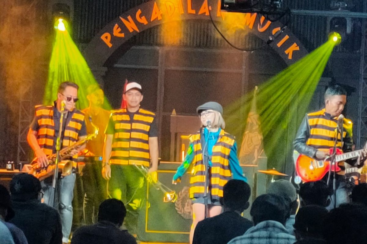 Penampilan Don Lego, band asal Bandung yang merupakan pionir kebangkitan ska di Indonesia. 