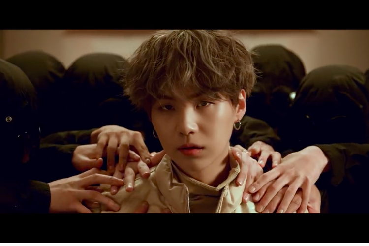 Suga membawakan lagu Interlude: Shadow yang menjadi comeback trailer Map of the Soul: 7.