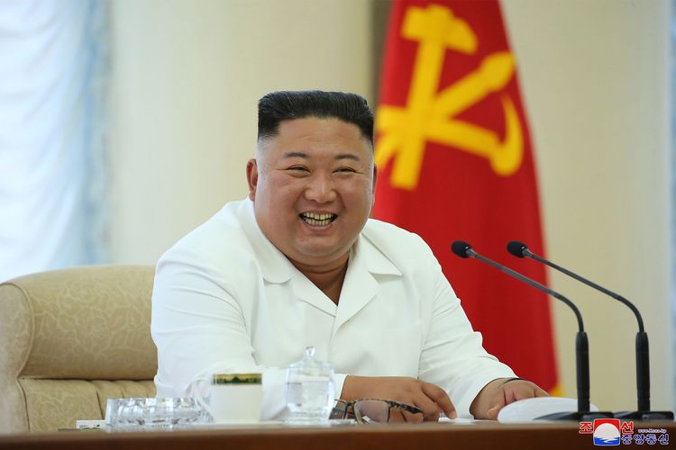 Dalam gambar yang dirilis oleh kantor berita Korea Utara (KCNA) pada 8 Juni 2020, nampak Pemimpin Tertinggi Kim Jong Un tersenyum saat dia menghadiri rapat ke-13 Politbiro Partai Buruh.