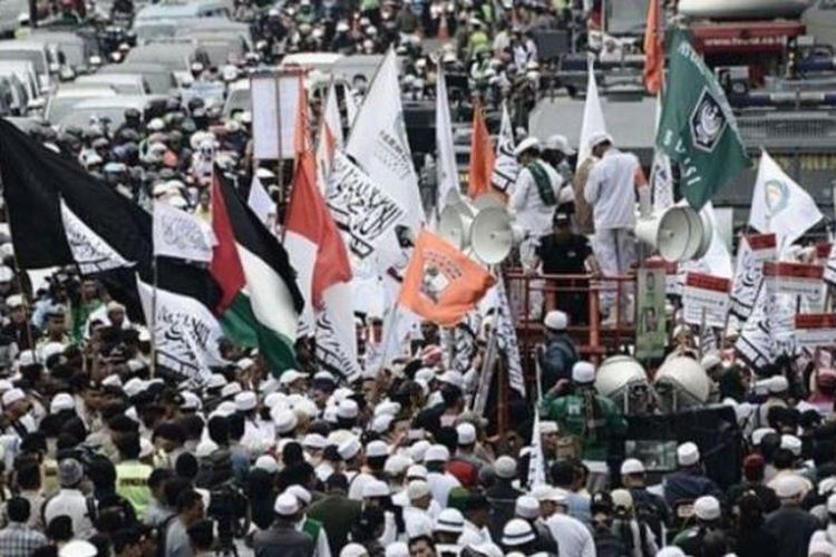 Bendera Palestina terlihat dalam unjuk rasa pada salah satu sidang kasus penistaan agama yang melibatkan Gubernur DKI Basuki Tjahaja Purnama.